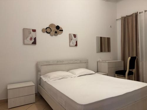 Ένα ή περισσότερα κρεβάτια σε δωμάτιο στο Cozy 1 Bedroom Apartment steps from the sea in th heart of the beach area