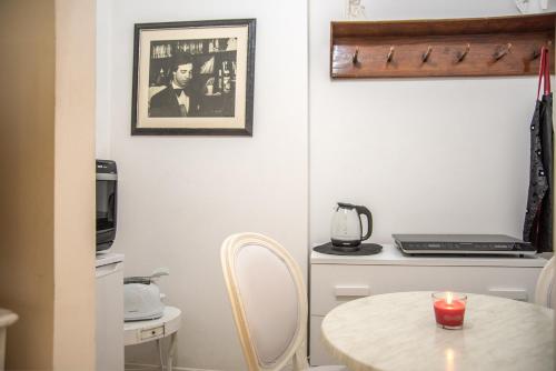 Una vela sentada en una mesa en una habitación en Room MARTY, en San Martino Buon Albergo