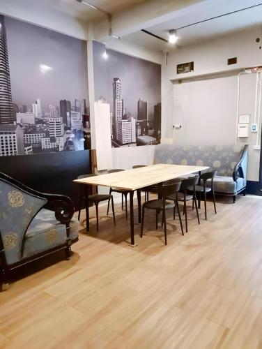 a conference room with a wooden table and chairs at XX GO INN Silom BTS Saint Loius - เซนหลุย in Yan Nawa