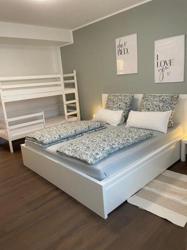 ein Schlafzimmer mit zwei Betten und einem Etagenbett in der Unterkunft Casa Antonius in Lebach