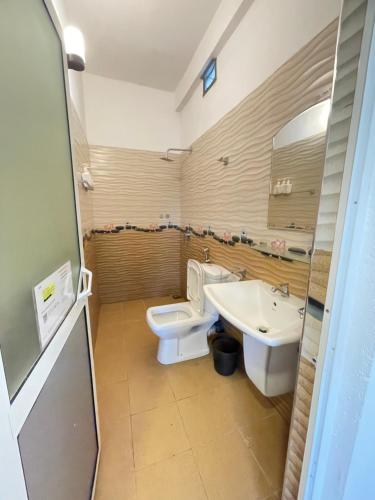 ウェリガマにあるBe Happyのトイレと洗面台のあるバスルーム