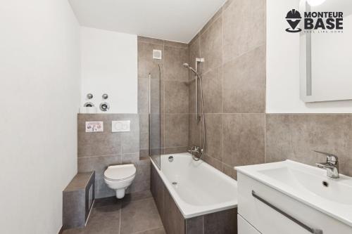 Un baño con inodoro, bañera y lavabo. en MONTEUR - Unterkunft für bis zu 6 Personen in 63454 Hanau - HU11, en Hanau am Main