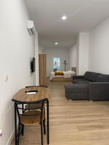 APARTAMENTO ZONA 4 justo al lado de la estación de TREN Y BUS MARÍA ZAMBRANO