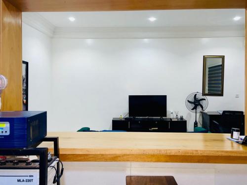Una sala de estar con una mesa y un televisor. en Modern 1bedroom in Bodija, en Ibadán