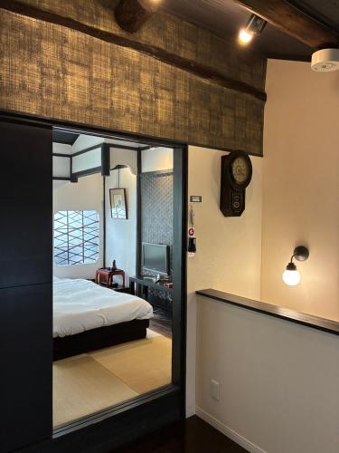 Postel nebo postele na pokoji v ubytování KYOTO Kazenoya Sara