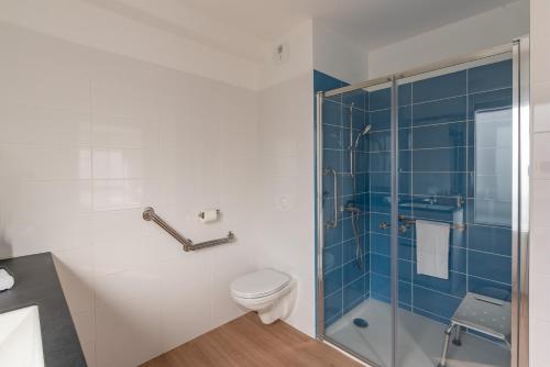een badkamer met toilet en glazen douche bij Résidence Angers in Angers