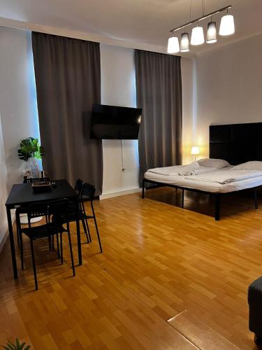 une chambre avec un lit, une table et des chaises dans l'établissement Bright 2BR Apartment in Central Vienna, à Vienne
