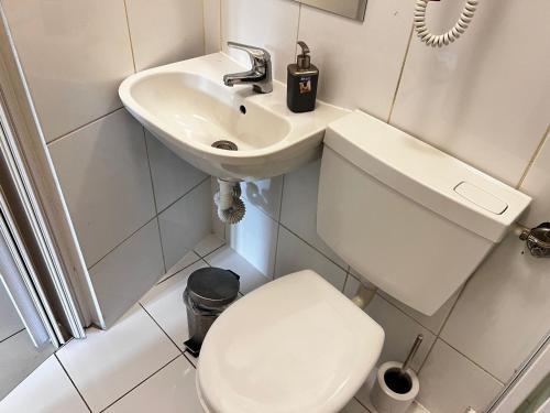 Salle de bains dans l'établissement Bright 2BR Apartment in Central Vienna