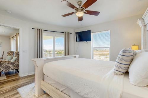 En eller flere senge i et værelse på Gulf Island Condo 431