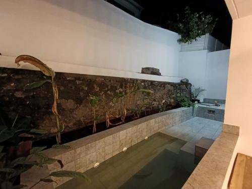 una piscina en medio de una casa en La Kaz Banian, en Saint-Pierre