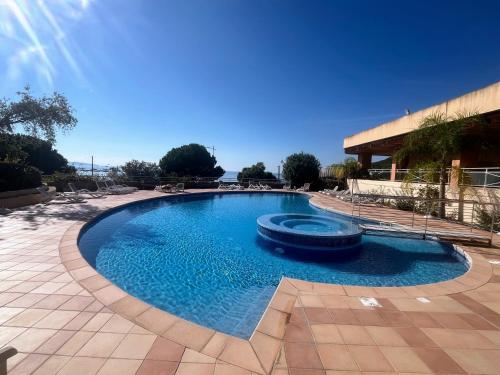 a swimming pool with a fountain in the middle at Bel appartement avec piscine en bord de mer in Ajaccio