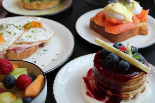 アムステルフェーンにあるCityden Stadshartのテーブルの上にたくさんの食べ物の皿が置かれている