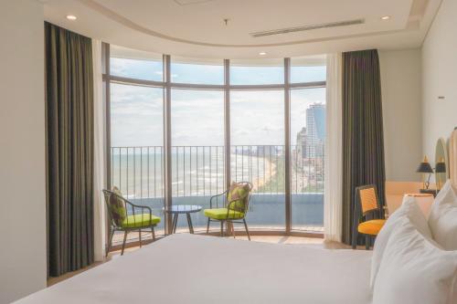 ダナンにあるNesta Celia Da Nang Hotelのベッドと大きな窓のある寝室