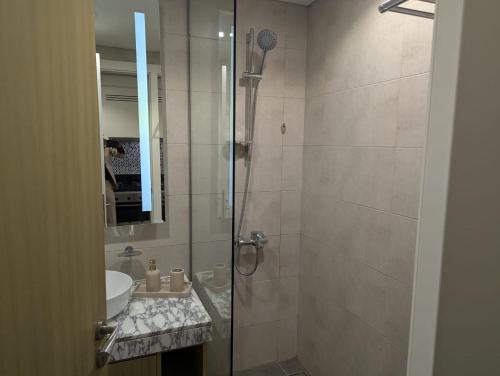 Un baño de Prime Location High Floor Furnished Hotel Studio
