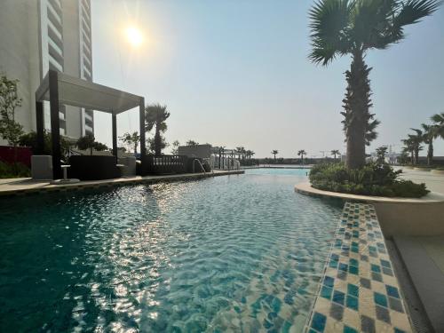 La alberca dentro o cerca de Prime Location High Floor Furnished Hotel Studio