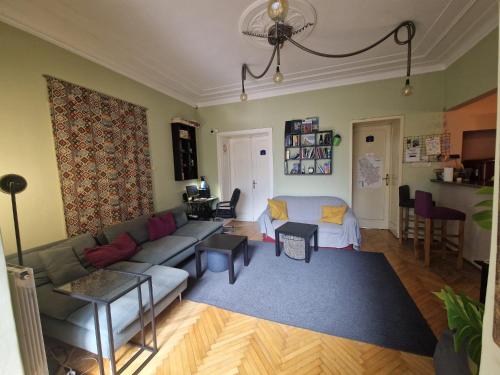 un soggiorno con un divano e un tavolo di HostelChe Hostel a Belgrado