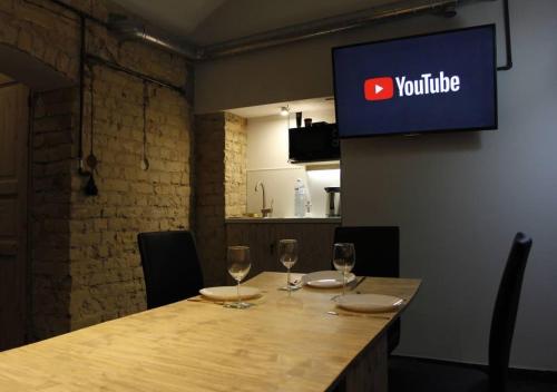 Μια τηλεόραση ή/και κέντρο ψυχαγωγίας στο Jacuzzi Loft in the Center of Riga