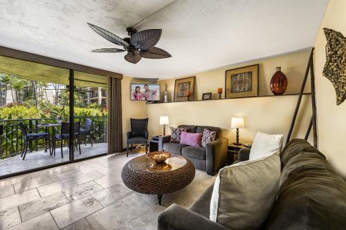 un soggiorno con un divano e un tavolo di Kona Makai 2103 a Kailua-Kona
