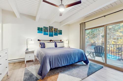 Postel nebo postele na pokoji v ubytování Peace Among the Pines