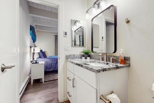 Postel nebo postele na pokoji v ubytování Peace Among the Pines