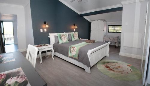 SummerstrandにあるVillaVin at 26 Richardsonのベッドとテーブルのある寝室