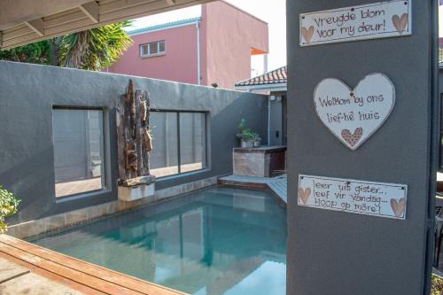 SummerstrandにあるVillaVin at 26 Richardsonのそれほど悪くないという看板のあるプール