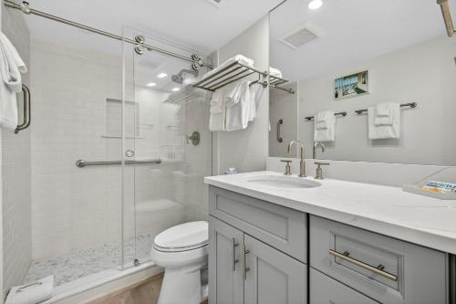 Vannituba majutusasutuses Welcome to paradise at South Seas Marina Villas 608 on beautiful Captiva Island!