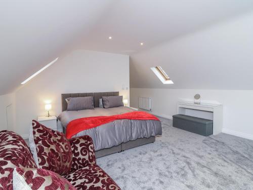 ScredingtonにあるStation Houseの部屋にベッドとソファがある寝室