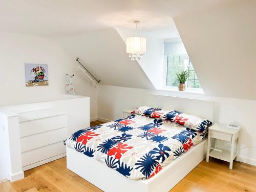 a white bedroom with a bed and a window at New Modern Studio in Chandlers Ford with Parking in Chandlers Ford