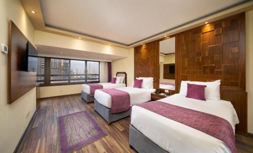 Postel nebo postele na pokoji v ubytování Pyramisa Suites Hotel Cairo