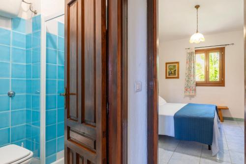 ein Bad mit WC und ein Schlafzimmer in der Unterkunft Appartamenti Tiffany in San Teodoro