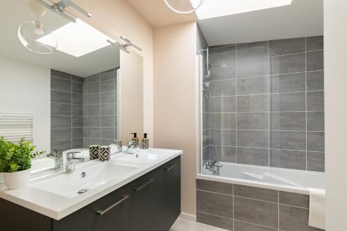 Ένα μπάνιο στο Jolie maison lumineuse de style industriel