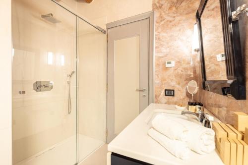 Ένα μπάνιο στο Dante Alighieri intero appartamento luxury