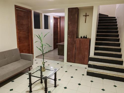 a living room with a couch and a glass table at Casa Xico 424- Centro, Xicotepec, Puenlo Magico in Xicotepec de Juárez