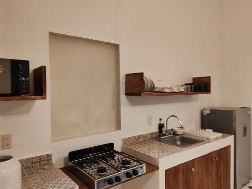 a small kitchen with a stove and a sink at Casa Xico 424- Centro, Xicotepec, Puenlo Magico in Xicotepec de Juárez