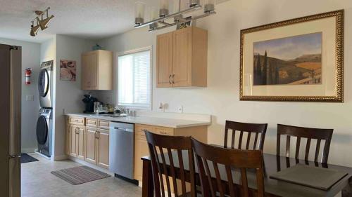 eine Küche mit Tisch und Stühlen und einer Spüle in der Unterkunft Casa Tarriela by Noel and Liza-Bungalow Upstairs in Edmonton