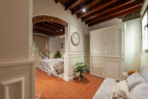 ein Schlafzimmer mit einem Bett und einer Uhr an der Wand in der Unterkunft Elegante Appartamento a 2 passi dal centro storico in Florenz