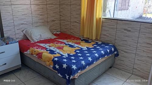 een bed met teddyberen erop in een kamer bij Residencial Roma AP01 in Capão da Canoa