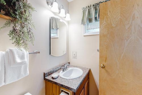 a bathroom with a sink and a mirror at Brookhaven D4 in Ludlow