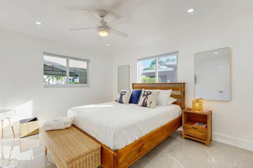 una camera da letto con un letto e un ventilatore a soffitto di JS & JS 2040 LLC a Fort Lauderdale