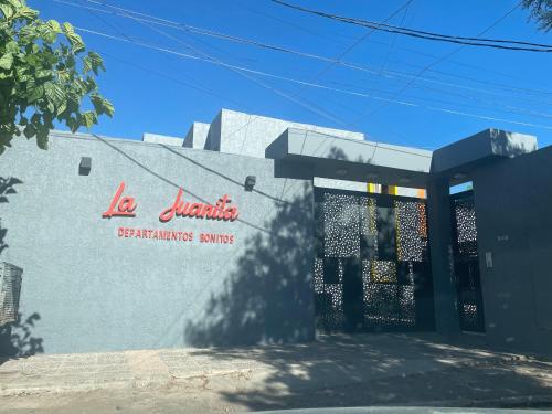 ein Gebäude mit einem Schild an der Seite in der Unterkunft La Juanita in San Juan