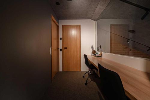 a room with a desk and a wooden door at Villa Lumi 2 Levi in Kittilä