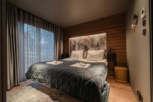 a bedroom with a bed and a large window at Villa Lumi 2 Levi in Kittilä