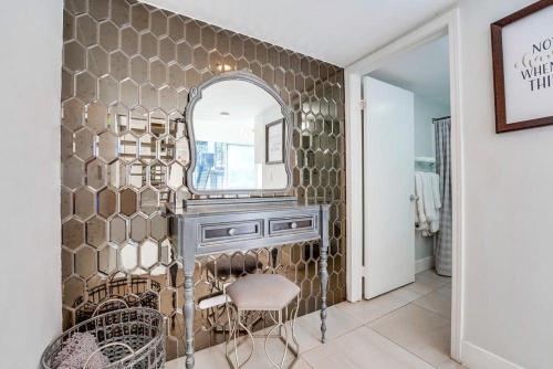 La salle de bains est pourvue d'un miroir et d'une coiffeuse. dans l'établissement Kettner Row 2, à San Diego