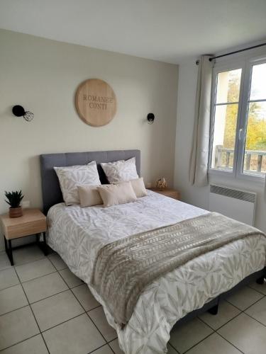 En eller flere senge i et værelse på Chez Louis