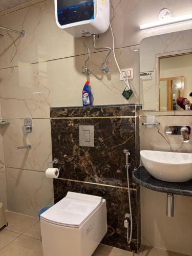 Ένα μπάνιο στο Dharamkot Outlook