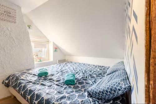 Ένα ή περισσότερα κρεβάτια σε δωμάτιο στο Studio Ault centre vue mer - Relais Fleuri - draps serviettes Wifi inclus