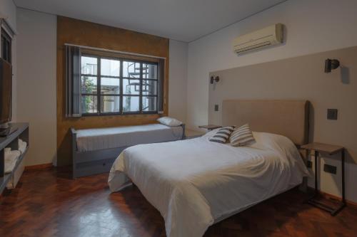 Postel nebo postele na pokoji v ubytování Industrial House in Mendoza with Jacuzzi