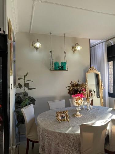 ein Esszimmer mit einem Tisch mit Stühlen und einem Spiegel in der Unterkunft B&B Villa Diamante in Scafati