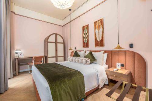 a bedroom with a large bed and a desk at Veca Flats Centenario in Cali